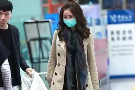 林心如终于不再大妈扎小揪揪穿风衣搭长靴少女气息扑面而来图片