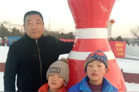 我，退伍转业，儿子患病之后借了80万治病，现在无奈下跪借钱图片