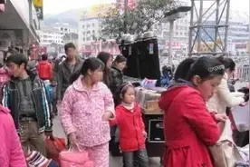 “睡衣妈妈”校门口接娃引热议，网友：方便了自己，伤了孩子自尊图片