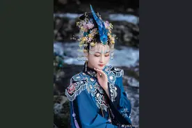 护士小姐用5毛钱的易拉罐，随手一剪猛翻千万倍，网友：手艺牛逼图片