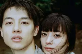 35岁男星突曝结婚生子！晒全家福妻子超高颜值，此前从未公开恋情图片