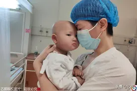 1岁女童样子萌萌的，爸妈却提心吊胆，害怕她离开双胞胎弟弟图片