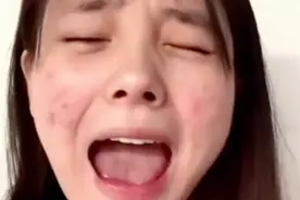 百万网红小霸宠引争议，直播展示出汗胳肢窝，闻一下又尖叫太迷惑图片