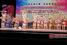 老人台上表演广场舞倒地去世图片