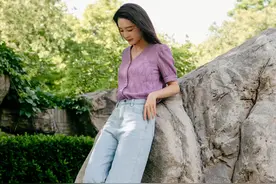李沁上衣配直筒裤，凹出1米2大长腿就算了，一笑更是甜似初恋图片