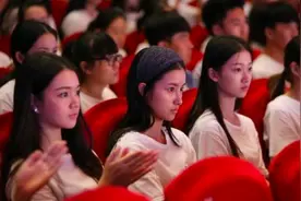 女大学生穿短裙进教室被通报，大学里普遍盛产美女的专业有这些图片