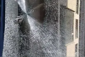 钢管砸裂钢化玻璃找不到责任人？律师：可要求楼上所有住户赔偿图片