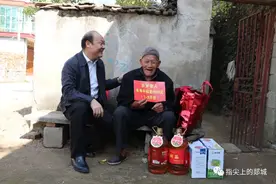 重阳送温情！县领导看望百岁老人图片