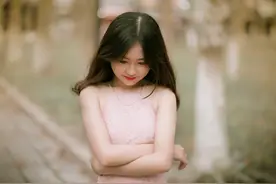 女儿18岁刚高考完就跟男朋友出去“过夜”，作为父母，应该怎么办图片