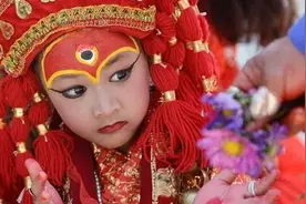 尼泊尔“活女神”出血就被废除，退位后生活不能自理，无人娶图片