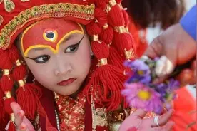 尼泊尔“活女神”出血就被废除，退位后生活不能自理，无人娶图片