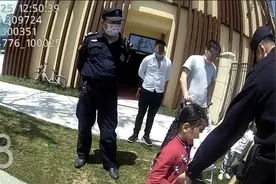 粗心的妈妈公园玩手机，5岁女孩走丢竟未察觉！幸好遇到了民警！图片