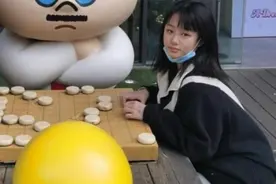 56岁吴启华女儿近照曝光，二婚娶小21岁娇妻，败光5亿后离婚图片