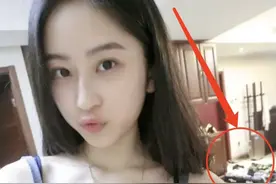 姑娘下次自拍的时候整理一下房间吧，你的秘密都被大家发现啦图片