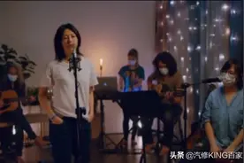 孙燕姿光脚为粉丝献唱，一件白T就足够，连路人都感动了图片