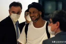 小罗交了160万美元保释金后出狱，全程没戴口罩，还给球迷签名图片