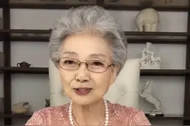 OMG，这位90岁奶奶也太美了吧，穿高跟鞋走路比年轻人还稳图片