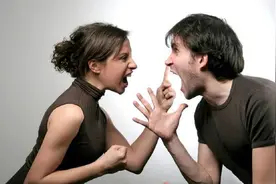 “爸爸，你为什么半夜起来打妈妈？”妈妈的回答，值得所有人借鉴图片