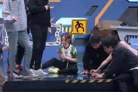 邓紫棋玩游戏把手拍红，鹿晗心疼到帮她揉手，真不怕关晓彤吃醋？图片