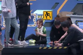 邓紫棋玩游戏把手拍红，鹿晗心疼到帮她揉手，真不怕关晓彤吃醋？图片