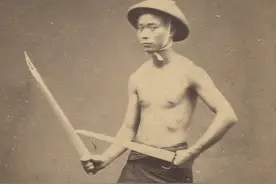 晚清老照片：清军士兵持双剑没杀气，旗人妇女穿铠甲很霸气图片
