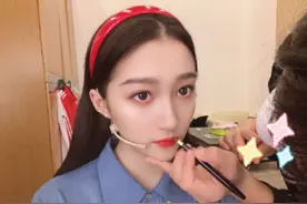 王牌：关晓彤暂停拍摄补妆，谁知华晨宇在干嘛，真当观众看不到？图片