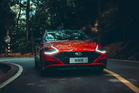 油耗仅5.6L，双12.3英寸大屏比肩奔驰E级，试驾第十代索纳塔图片