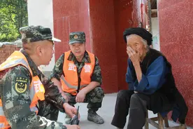 武警甘肃省总队陇南支队：救灾官兵探望耄耋老人传递党的温暖图片