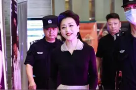 杨澜真不服老，52岁还穿娃娃领衫配淡粉纱裙，挑染蓝发太洋气了图片