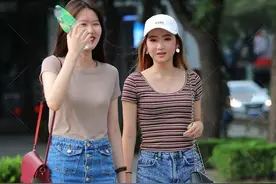 条纹短袖搭配牛仔短裤，清爽休闲，青春气息很浓郁图片