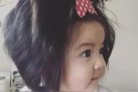 宝妈吐槽女儿花3小时洗头，看过照片后，网友：黑毛狮王？图片