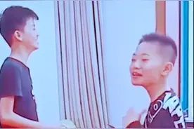 男孩与同学假期后初次见面 微微一愣抱大腿哭喊：没天理！图片