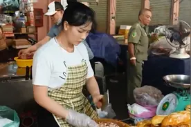 广西“杨超越”菜市场卖小吃，出摊被围观，生意好到同行“眼热”图片