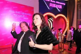 洪金宝妻子高丽虹真会穿，穿碎花裙风韵依旧美的很惊艳，气质真好图片