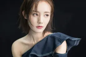 李一桐，一双9分的脚图片