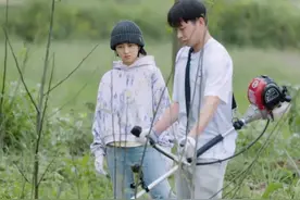 帮男生宿舍擦狗尿，电锯搞木工！彭昱畅离开后张子枫的处境太心酸图片