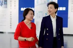 亿万富婆董明珠与杨澜同框，相差14岁像姐妹，亲密牵手关系好图片