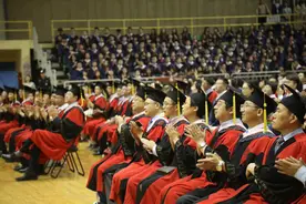 学费10万的研究生专业走红，考得上读不起，中产家庭表示太难了图片