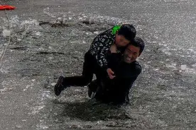 故事：儿子三岁去世，十年后父亲打渔时救上落水男孩，看他后背父亲大哭图片