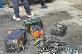 突发 | 天津一小区电动车电瓶爆炸起火！图片