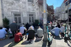 伊斯坦布尔街上比较明显的展现世俗派女性和宗教派女性的表象差异图片