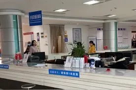 曝光！沙县行政服务中心工作人员上班“摸鱼”，市民：看不下去图片
