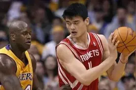 姚鲨第一次对决，奥尼尔狂砍31+13，弗老大40+，那姚明表现如何？图片