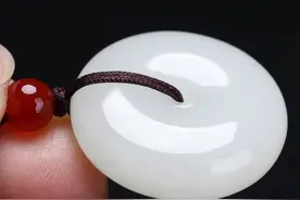 新疆的和田玉究竟是白玉质地好还是碧玉质地好？图片
