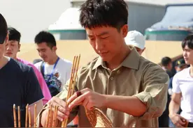 黄轩新剧《闽宁镇》接地气？闫妮张嘉译再合作，佟湘玉莫小贝同框图片