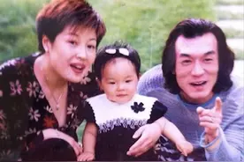 李咏去世3年妻女现状如何？哈文未改嫁，仍保持丈夫在世时一习惯图片