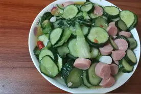 大鱼大肉吃多了，可以来些它（火腿肠炒小黄瓜）美味又解腻。图片