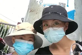 医院里8岁女童偷看妈妈手机余额，妈妈安慰她不差钱，转身却抹泪图片