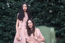 任达华超模老婆，不靠丈夫却靠穿搭大火，53岁的她和女儿像姐妹图片