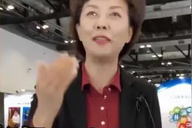 她是央视“从不说话”女主播，国家“御用翻译”，想掌掴朱广权图片